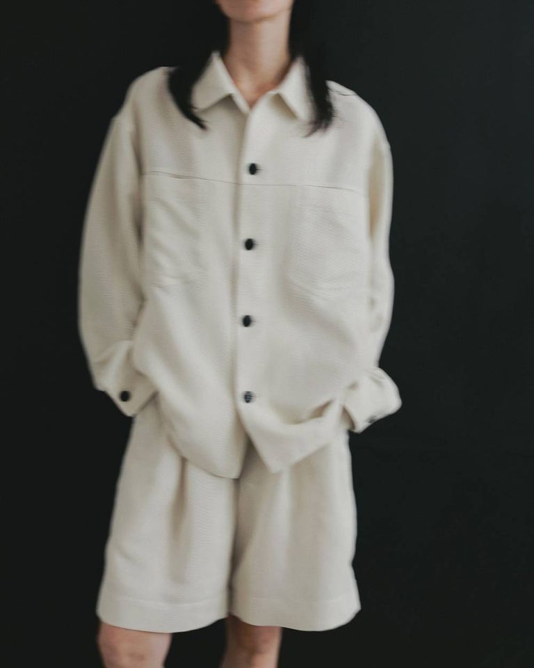 透け感のあるからみ織り素材を使用し、軽やかに仕上げたワークシャツ。
程良くハリ感のある素材で、ラフなシルエットにほんのりとモードな印象を添えてくれます。