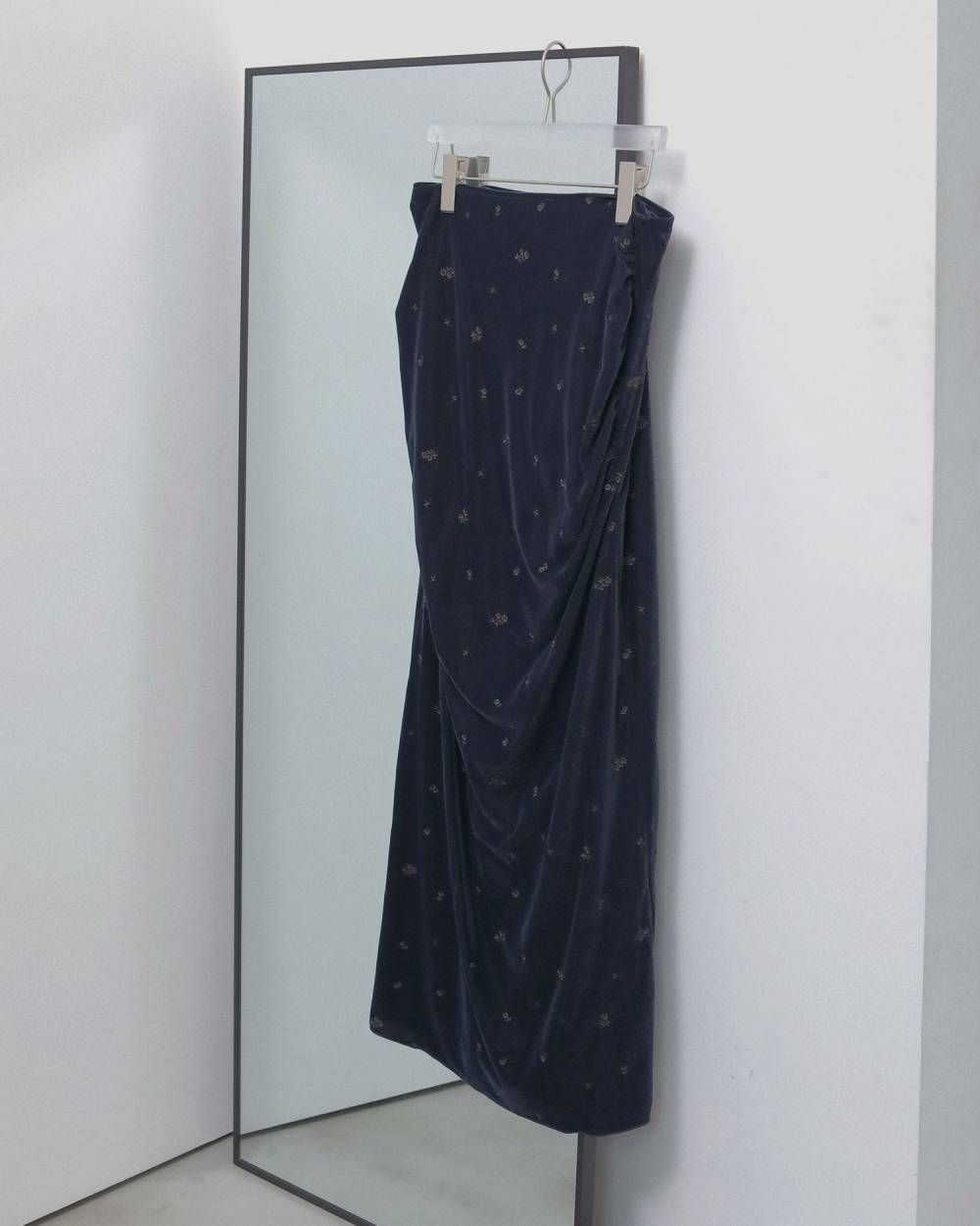 エンブロイダリー フラワーベロアスカート (ネイビー) Embroidery Flower Velourskirt (Navy) / 26AW 【6月29日まで期間限定予約】