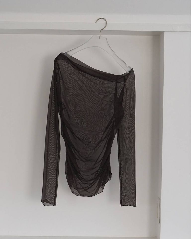 サイドに施したギャザーが、動きのあるシルエットを生みます。