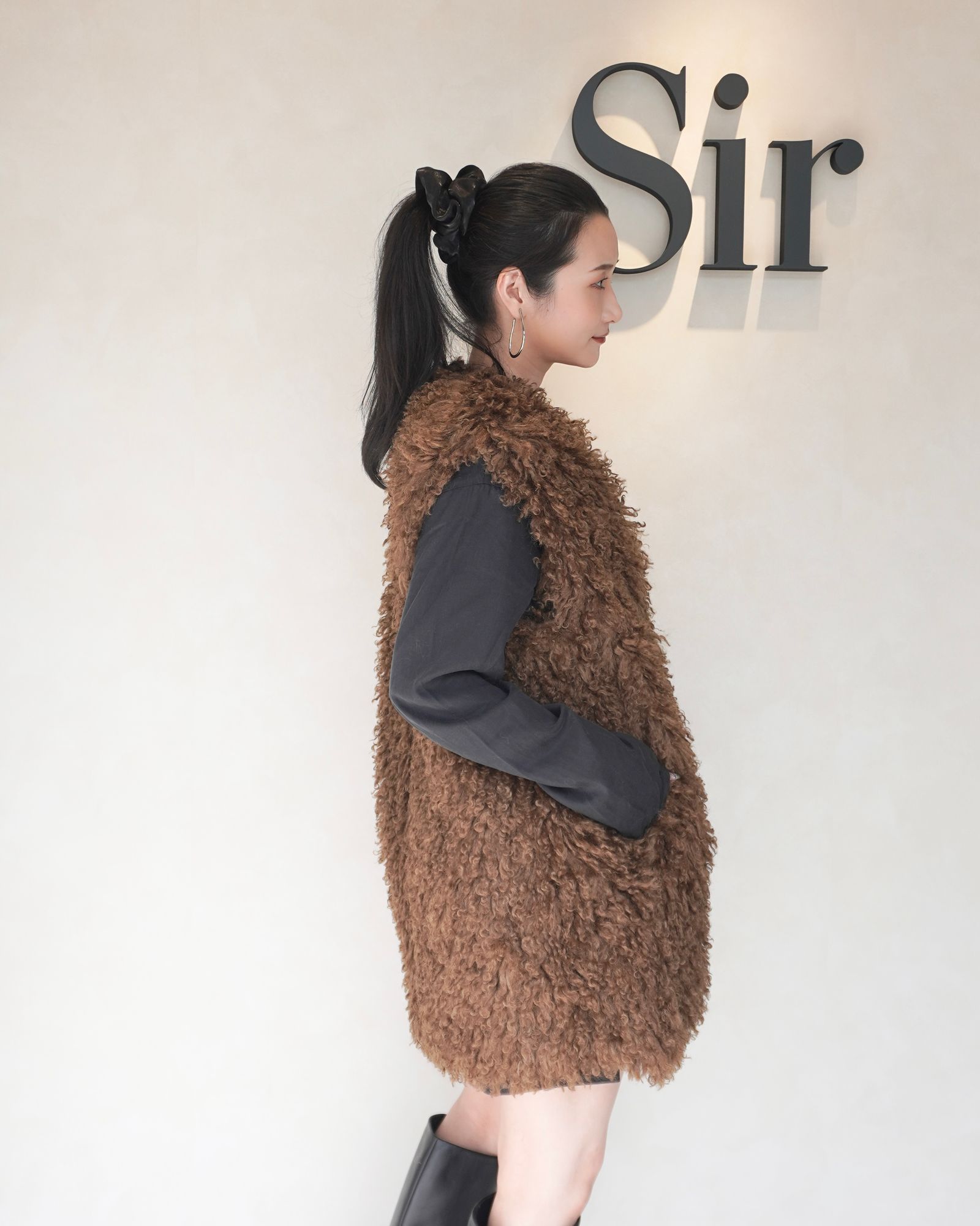 【25AW】CRINPED BOA VEST / クリンプドボアベスト (ブラウン)