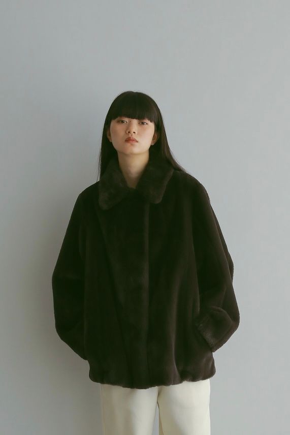 RECYCLE POLYESTER FUR SHORT COAT / リサイクルポリエステル ファーショートコート (チャコール) 体型カバー / 綺麗めカジュアル