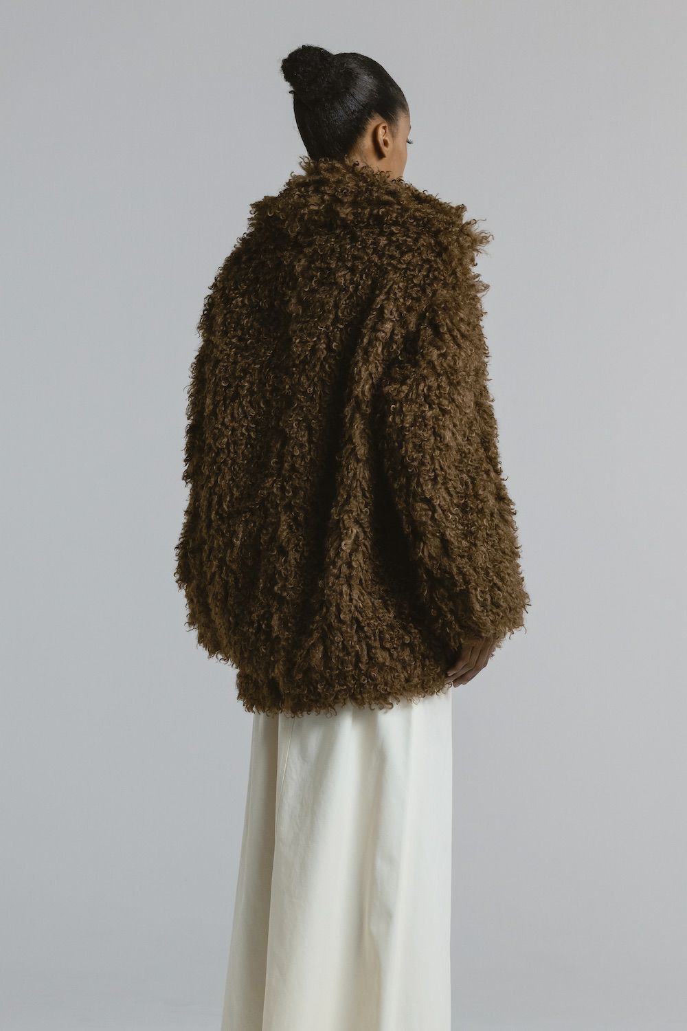 【25AW】CRINPED BOA MIDDLE COAT / クリンプドボアミドルコート (ブラウン)