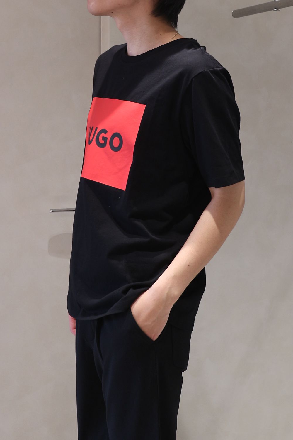 【HUGO RED】ラベルロゴ Tシャツ (ブラックレッド) / ユニセックス