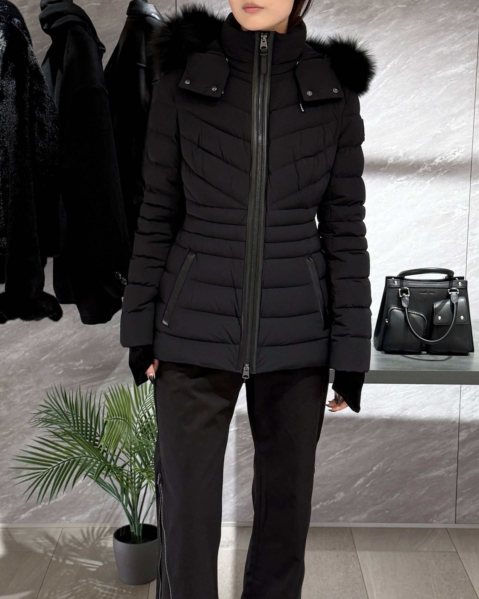 【25AW】PATSY-BX / ファー付きストレッチダウンジャケット (ブラック) / レディース