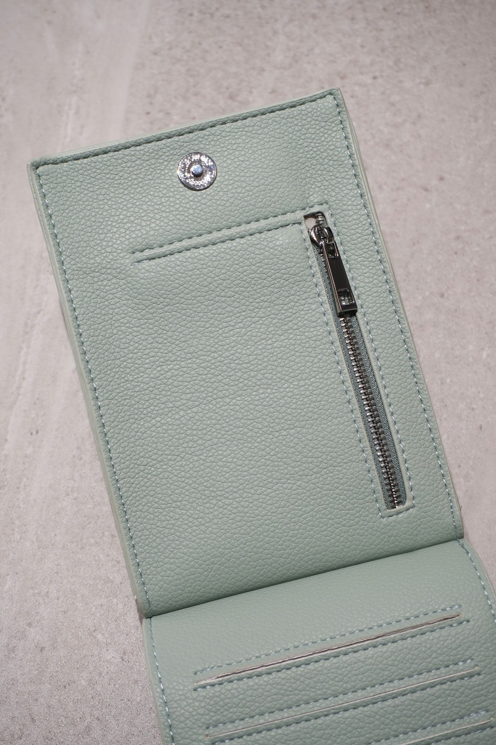 RECYCLING LEATHER MULTI MOBILE POUCH / リサイクルレザーマルチモバイルポーチ (セージ) スマホショルダー/コインケース・カードホルダー付き / 取り外し可能