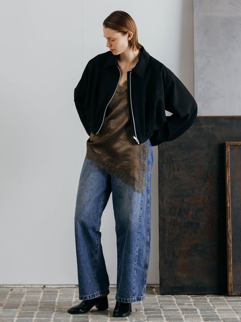 インナーとしても主役としても使いやすい計算されたサイズ感により、
シャツやニット、ジャケットのインナーはもちろん、Tシャツやカットソーとのレイヤードまで幅広く対応。