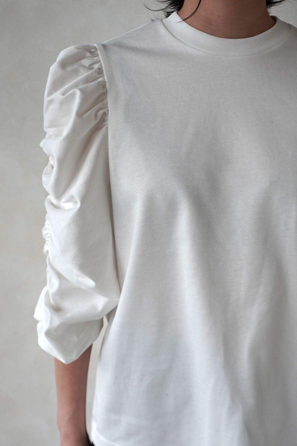 REFINA GATHERED SLEEVE T-SHIRT / リフィナギャザースリーブTシャツ (オフホワイト)