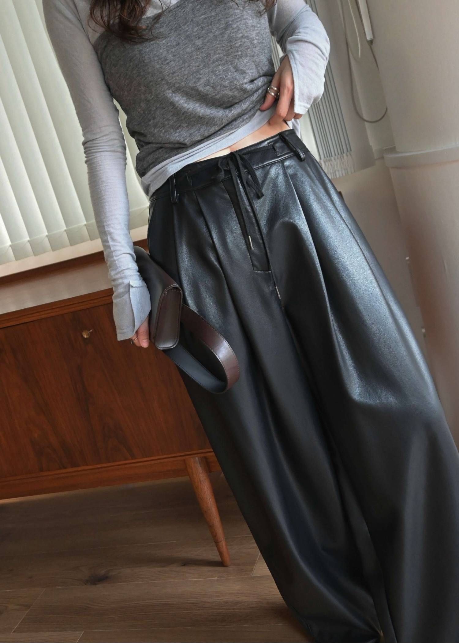 シンセティックレザーパンツ (ブラック) soft synthetic leather relaxed tuck PT (Black) /  26AW