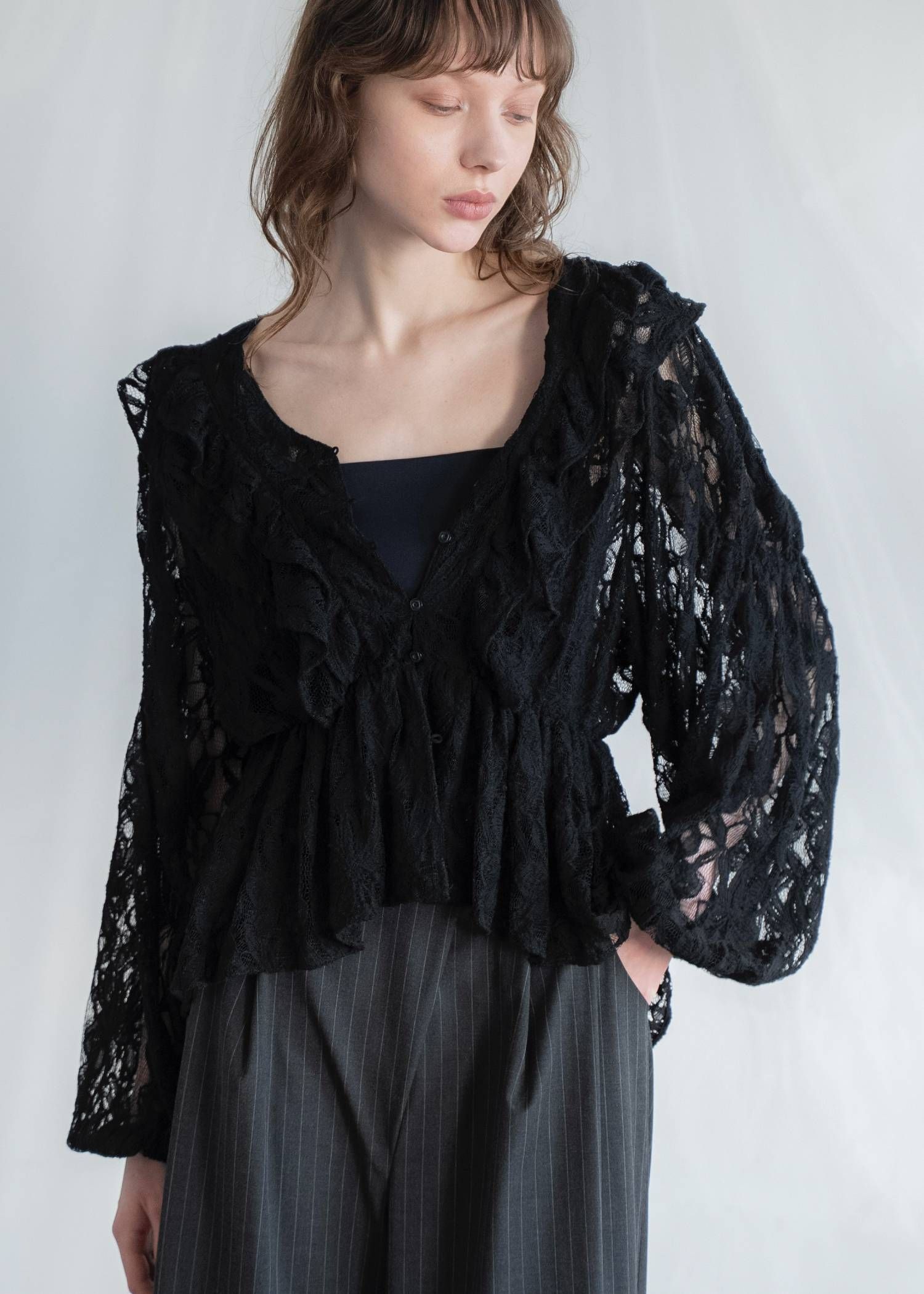 ボリュームスリーブ レースブラウス (ブラック) tiered frill neck volume sleeve lace BL (Black) /  26SS