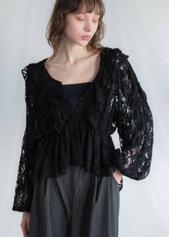 ボリュームスリーブ レースブラウス (ブラック) tiered frill neck volume sleeve lace BL (Black) /  26SS