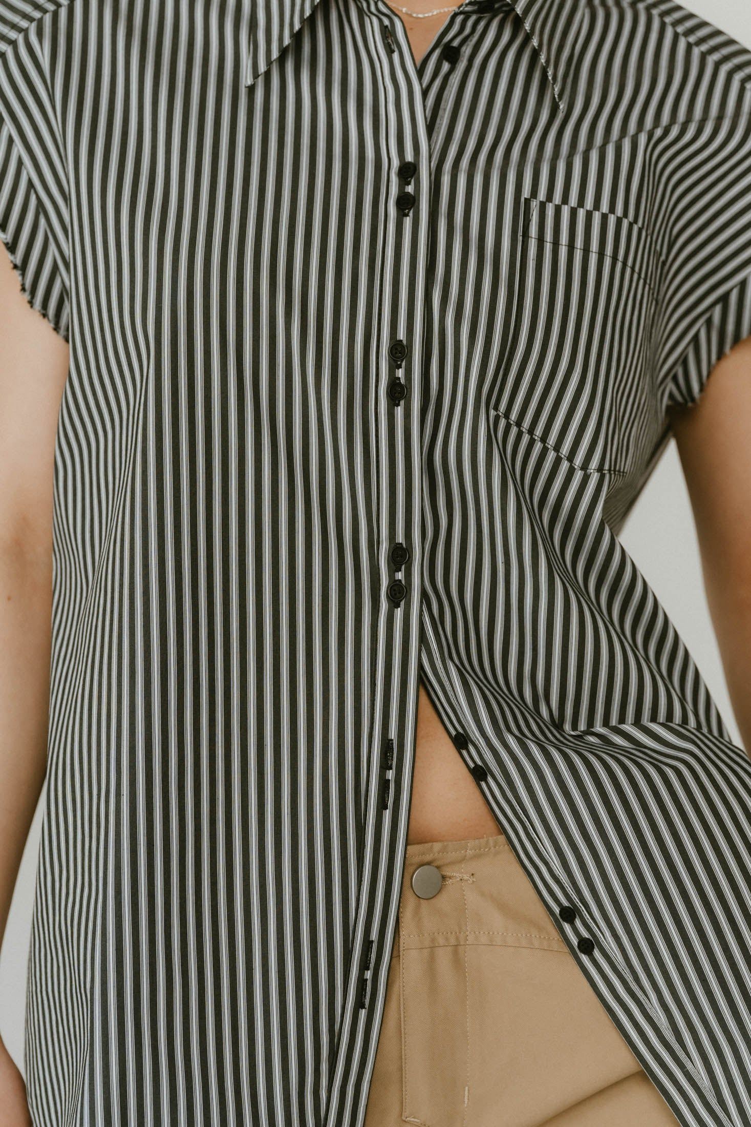 stripe label nosleeve shirt / ストライプ ラベル ノースリーブ シャツ (ブラックストライプ) / 25SS