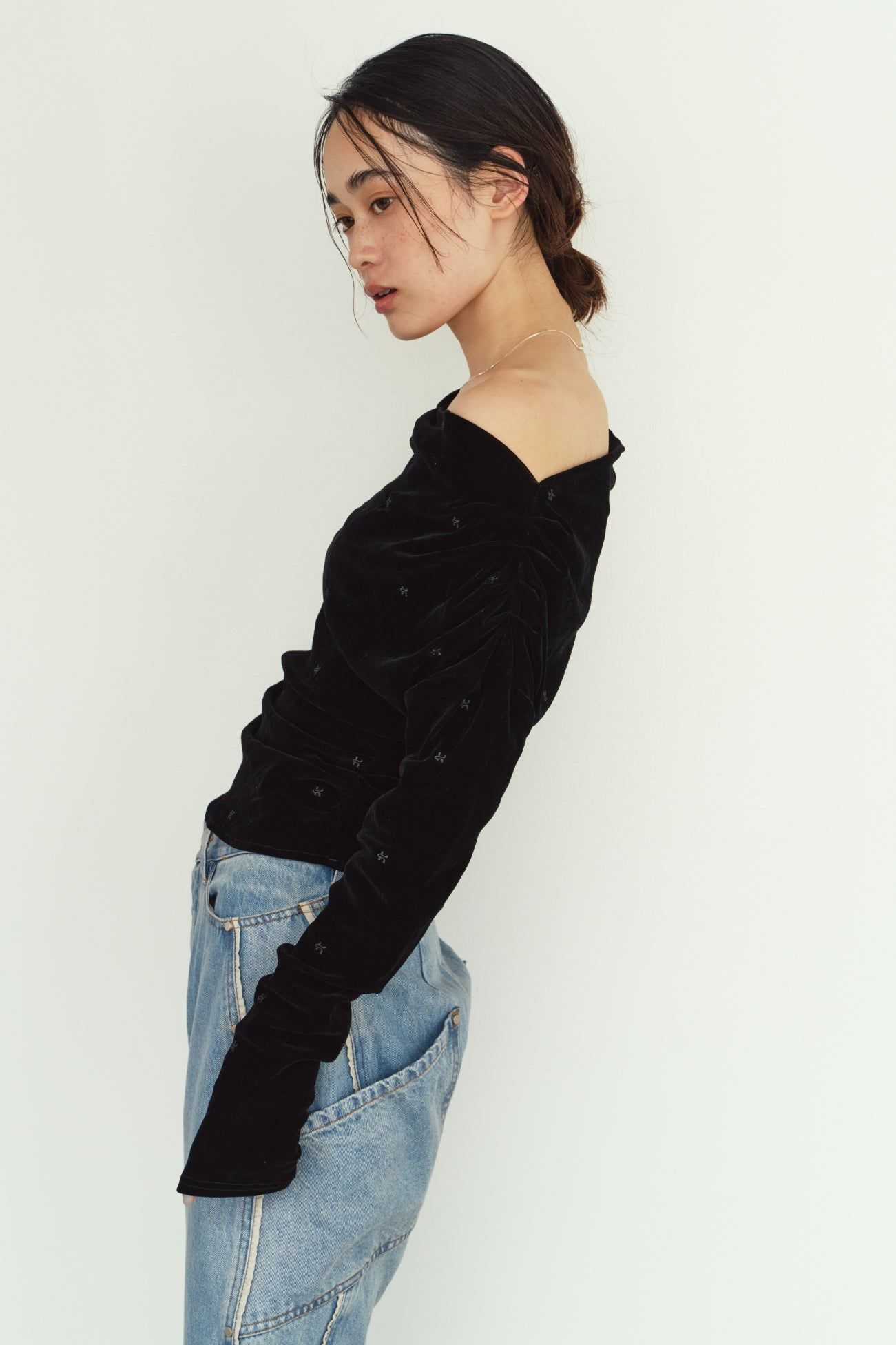 オフショルダー ベロアトップス (ブラック) off shoulder velour top (Black) / 26AW