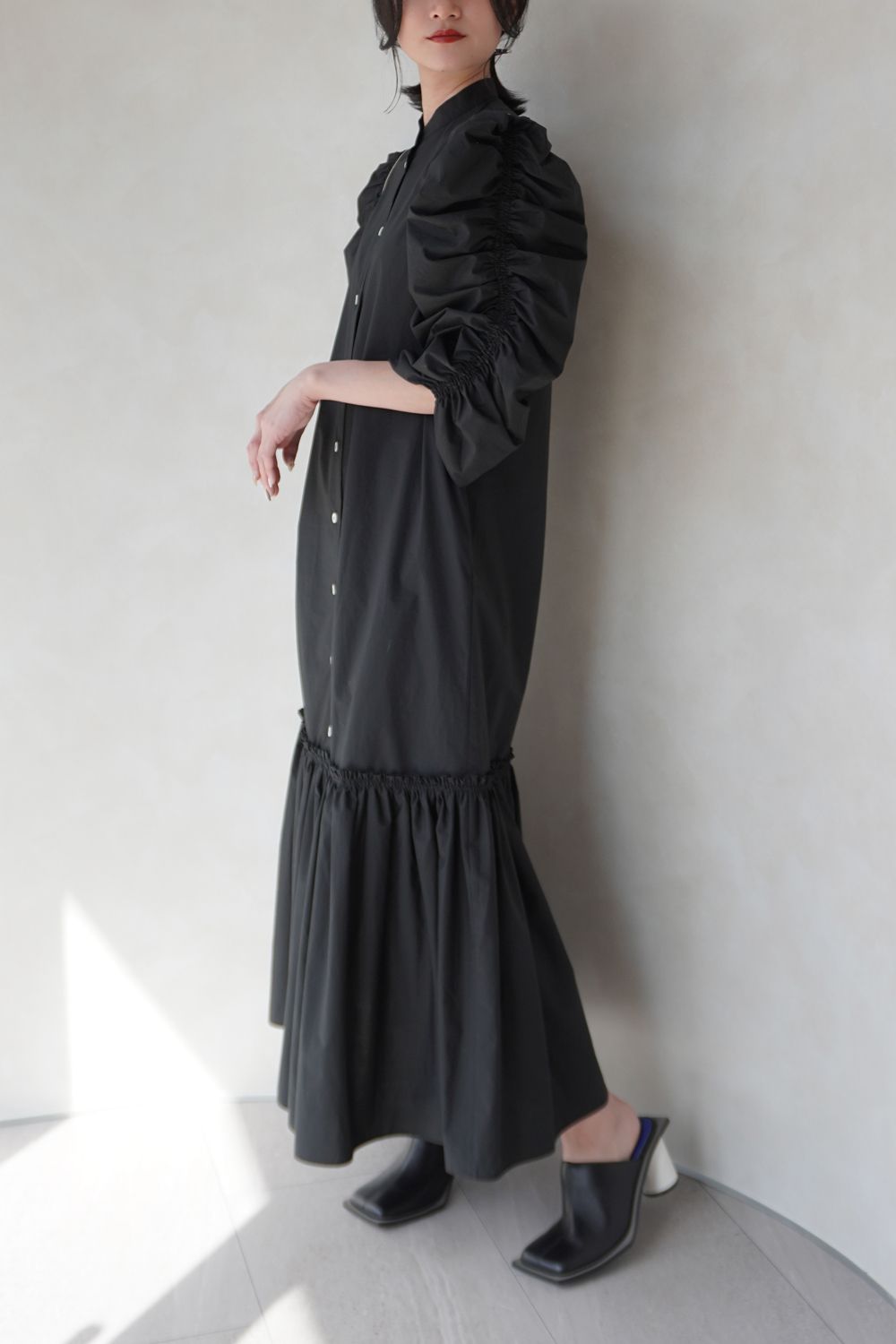 CINOH - GATHERED SLEEVE DRESS / ギャザースリーブドレス (ブラック) | Sir online store / サー  オンラインストア