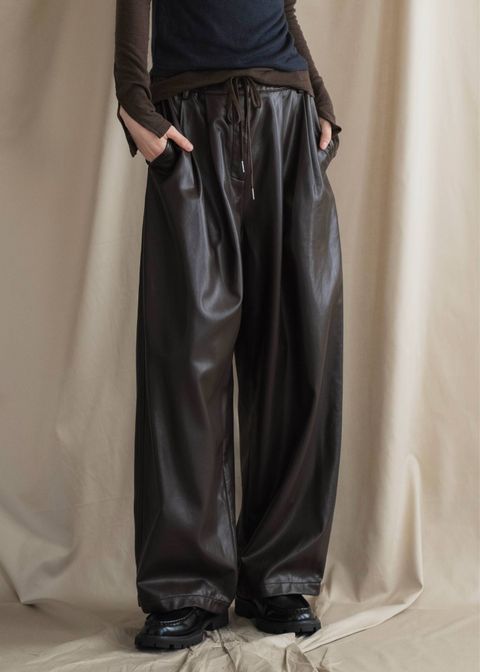 シンセティックレザーパンツ (アーモンド) soft synthetic leather relaxed tuck PT (Almond) /  26AW