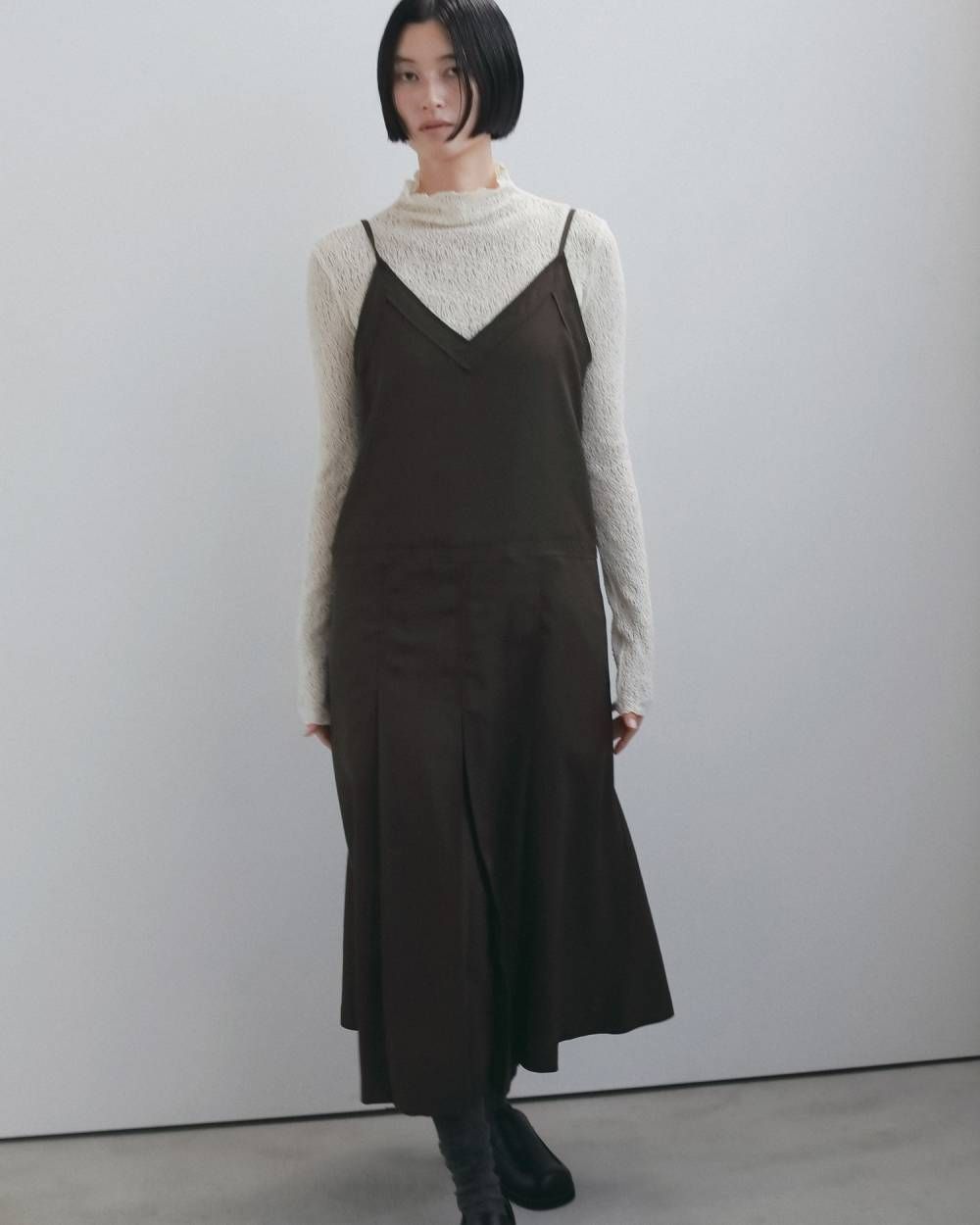プリーツ キャミソールワンピース (ブラウン) Pleats Camisole Onepiece (Brown) / 26AW 【6月29日まで期間限定予約】