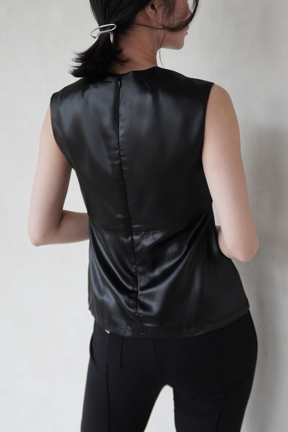 SATIN SLEEVELESS BLOUSE / サテンスリーブレスブラウス (ブラック)