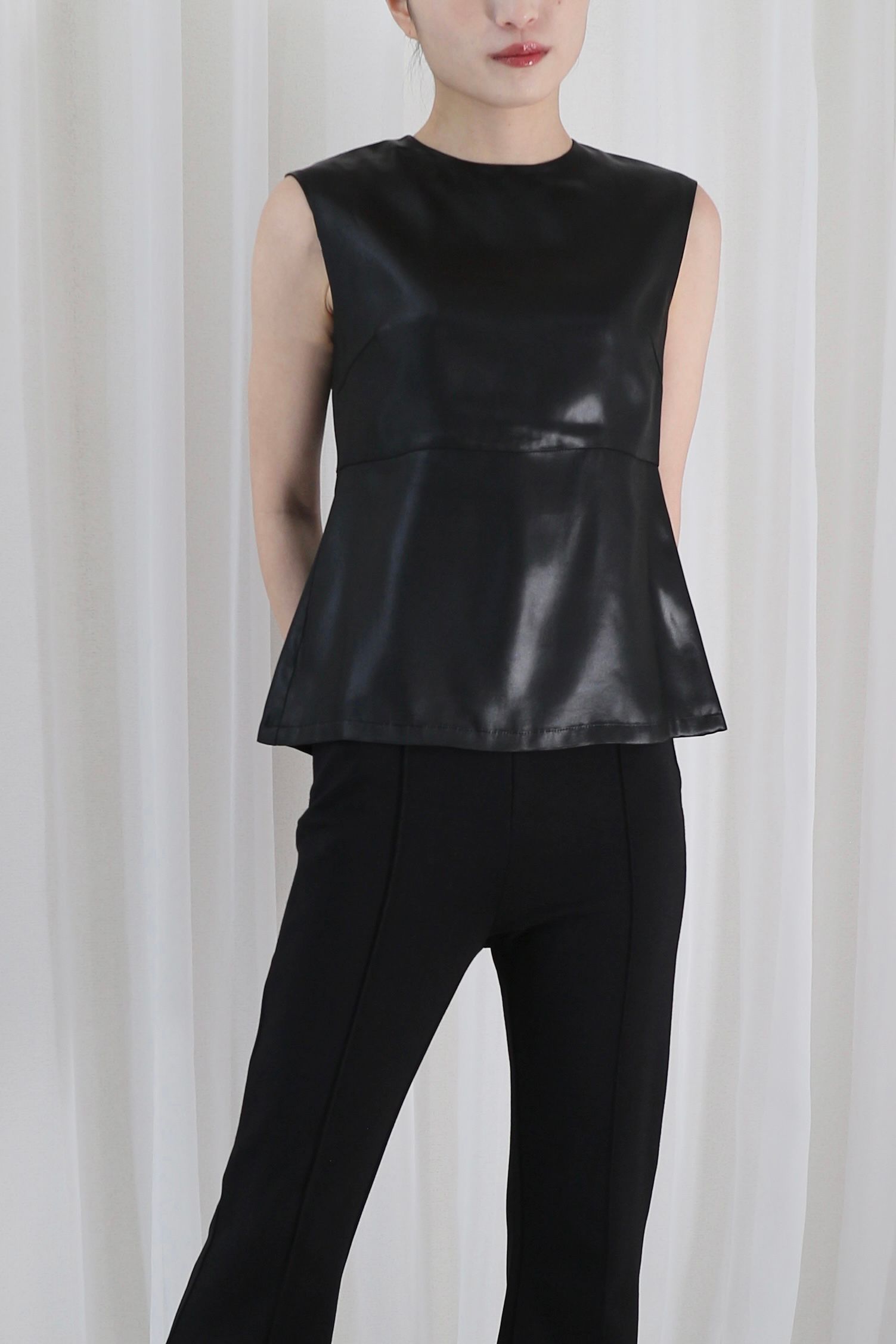 SATIN SLEEVELESS BLOUSE / サテンスリーブレスブラウス (ブラック)