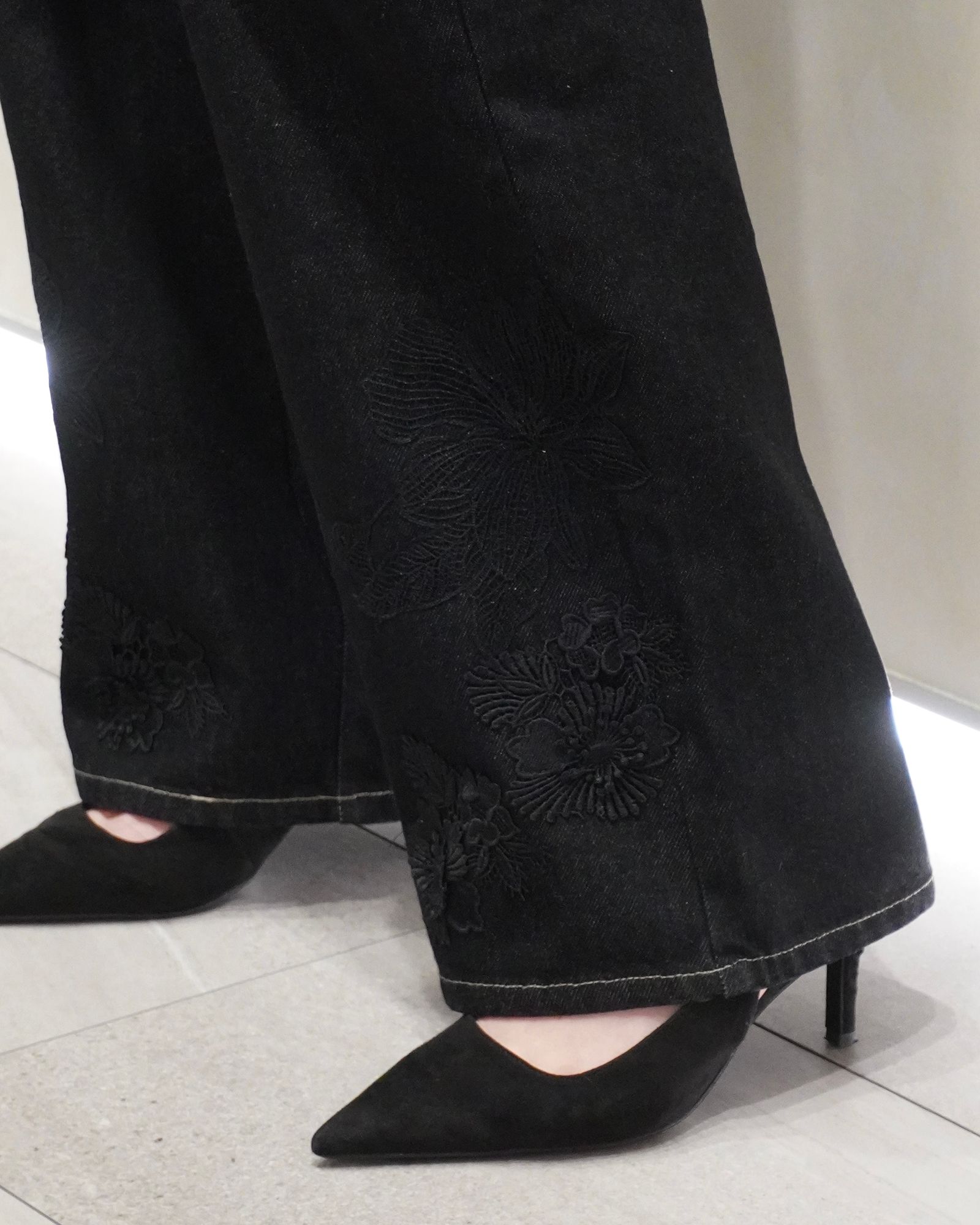 lace embellished hem straight denim PT / レース ストレートデニムパンツ (Black) / 26SS