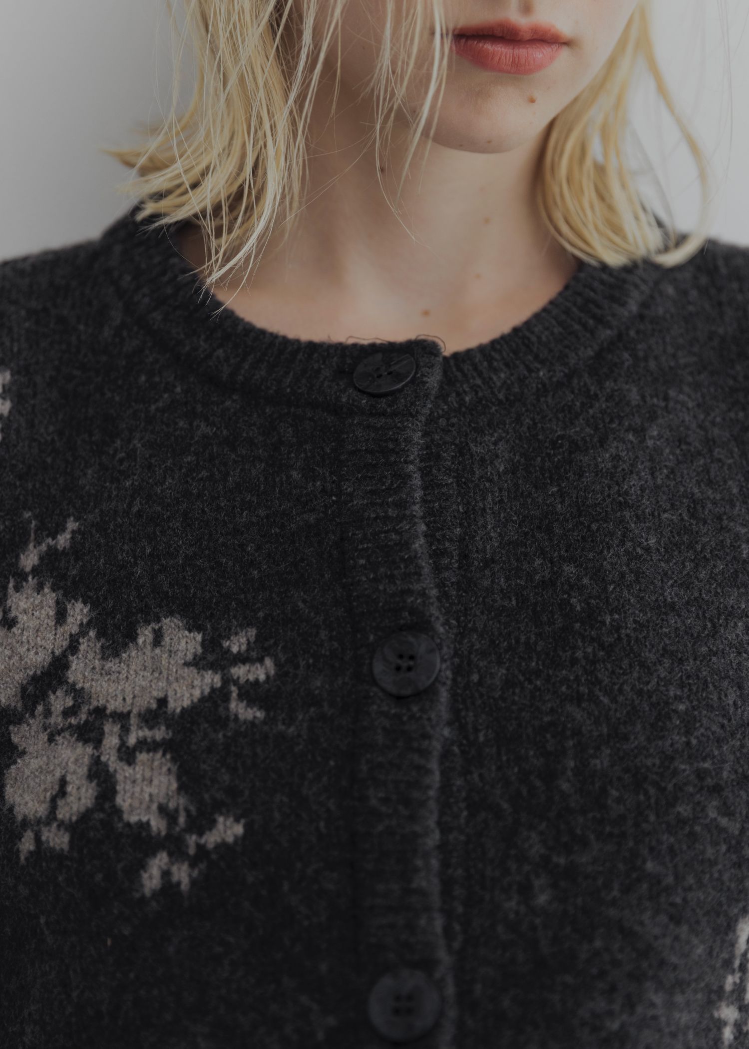 cropped flower jacquard knit cardigan / フラワージャガード ニットカーディガン (チャコール) / 25AW /