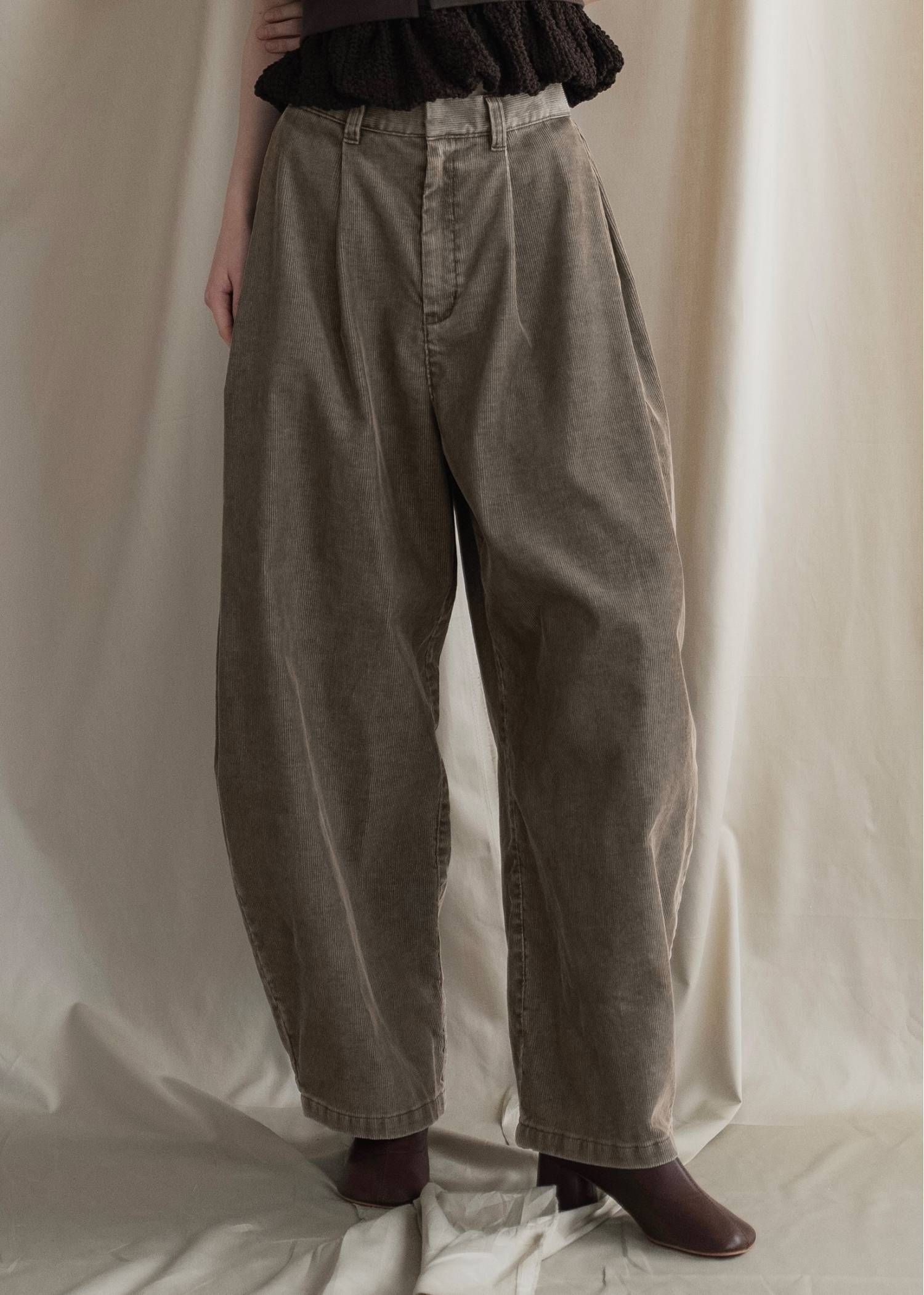 サイドタック コーデュロイ カーブパンツ (アーモンド) side tuck chemical wash corduroy curve PT (Almond) /  26AW