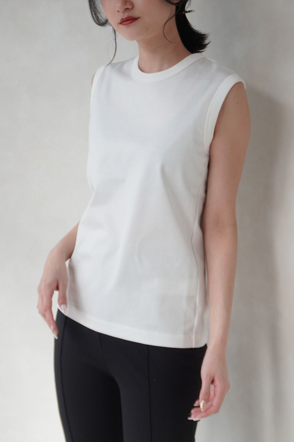 REFINA SLEEVELESS T-SHIRT / リフィナスリーブレスTシャツ (オフホワイト)