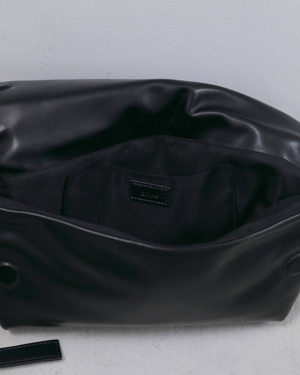 エコレザーラップバッグ (ブラック) Ecoleather Wrap Bag (Black) / 26AW 【6月29日まで期間限定予約】
