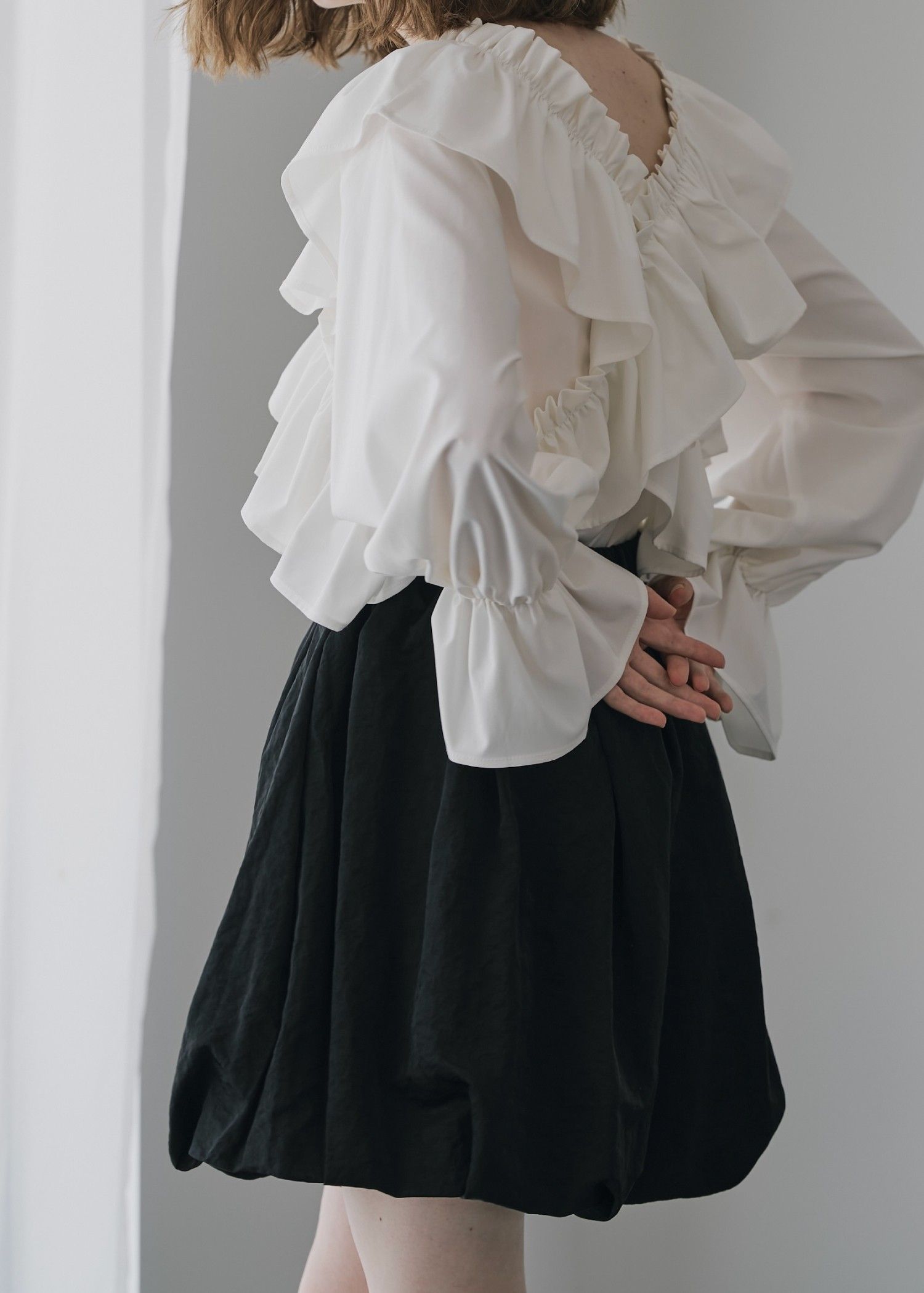 frill cross asymmetry BL / フリルクロス アシンメトリーブラウス (アイボリー) / 25AW