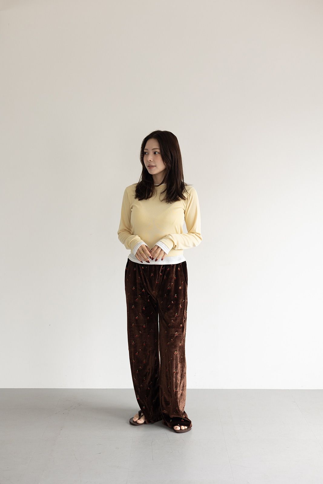 チェリーエンブロイダリーベロアパンツ (ブラウン) Cherry Embroidered Velour Pants (Brown) /  26SS
