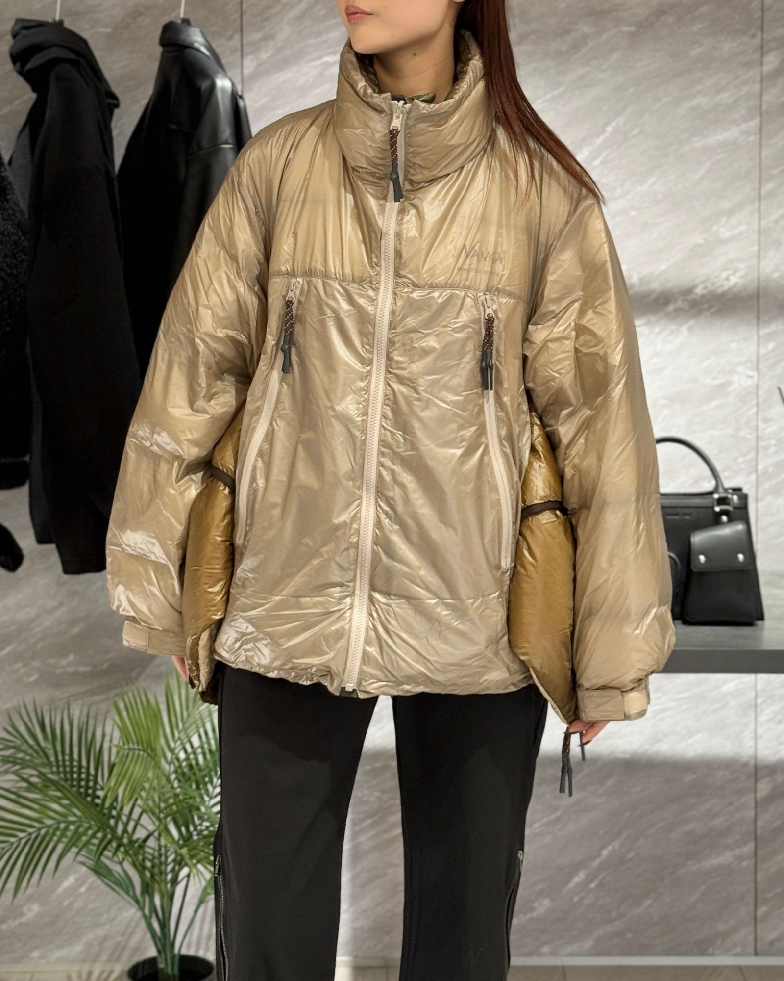 【BF割引対象12/2まで】NANGA multilayering down vest blouson / ナンガ コラボレーション ダウンジャケット (ベージュ) / メンズ / レディース