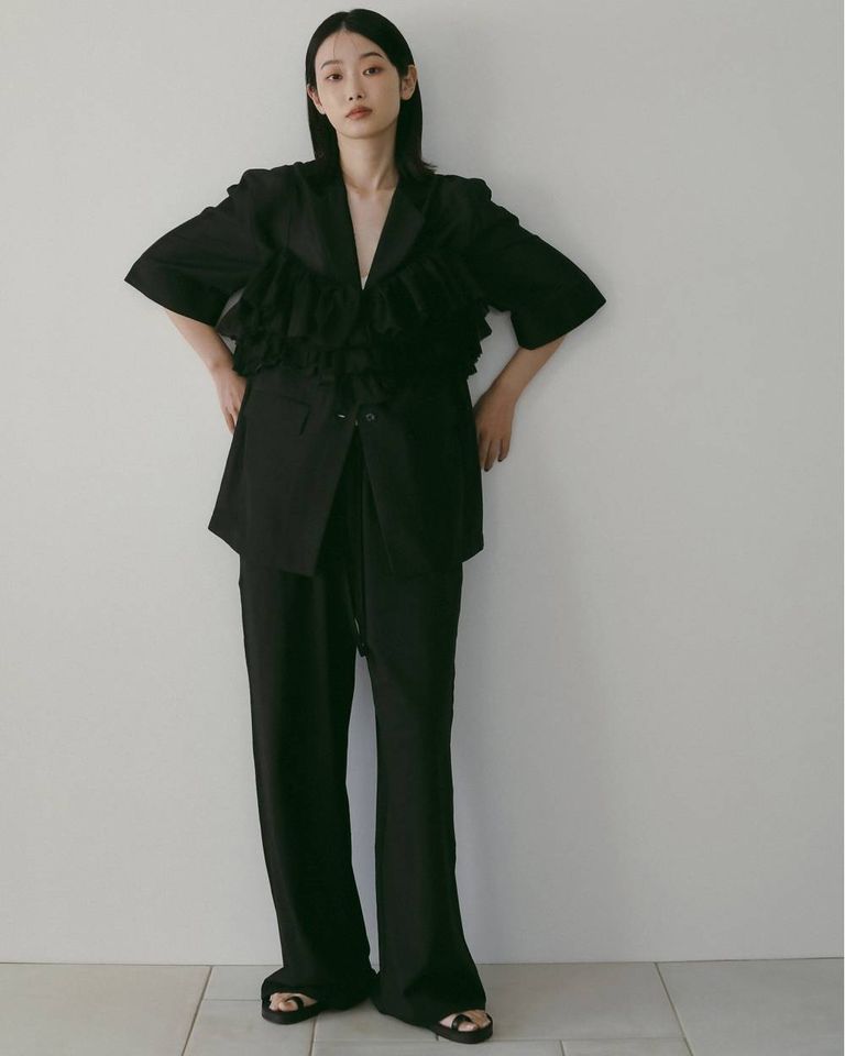 合わせて着るだけで簡単にコーディネートが完成し、洒落た印象に仕上げてくれます。
ジャケットやレディなトップスに合わせて、程良いラフさをミックスしたコーディネートもおすすめです。