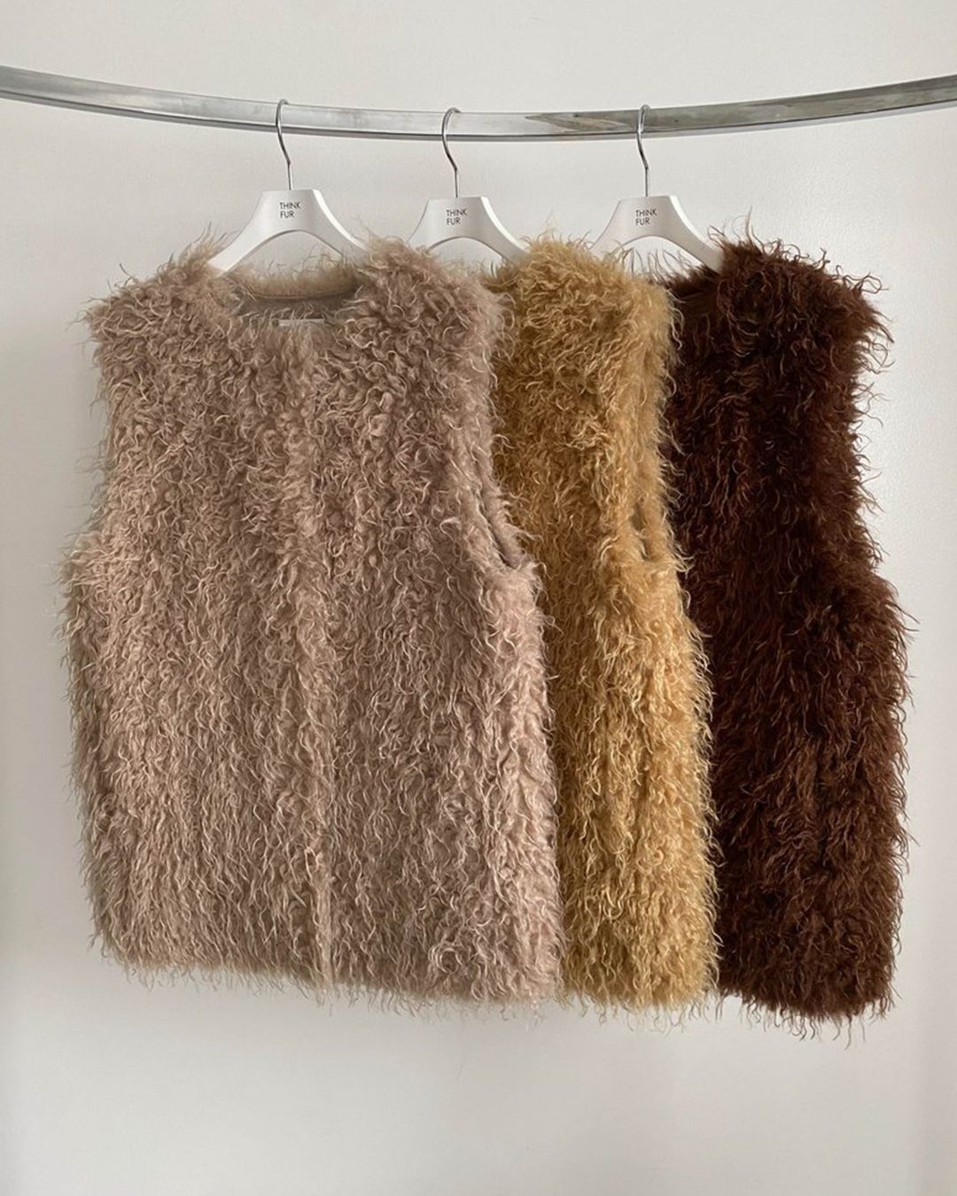 【先行予約】【26TH-18】カーリーファーベスト (ブラウン) Curly Fur Vest (Brown) /  エコファー  /  フェイクファー 【受注期間6/14 23:59まで】