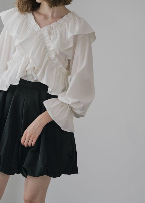 frill cross asymmetry BL / フリルクロス アシンメトリーブラウス (アイボリー) / 25AW