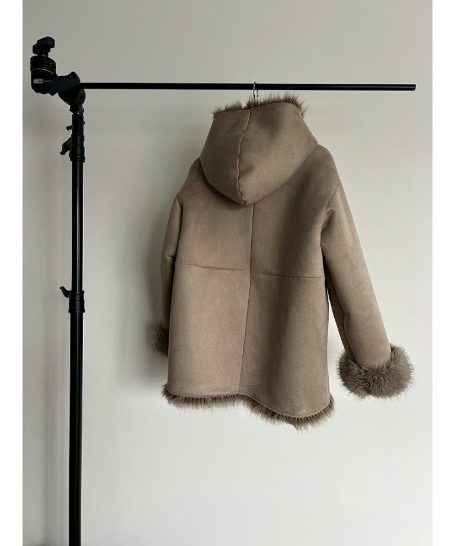 【25AW】Fox Like Fur Foodie Coat (ベージュ) / フォックスライクファー フーディコート / エコファー / フェイクファー