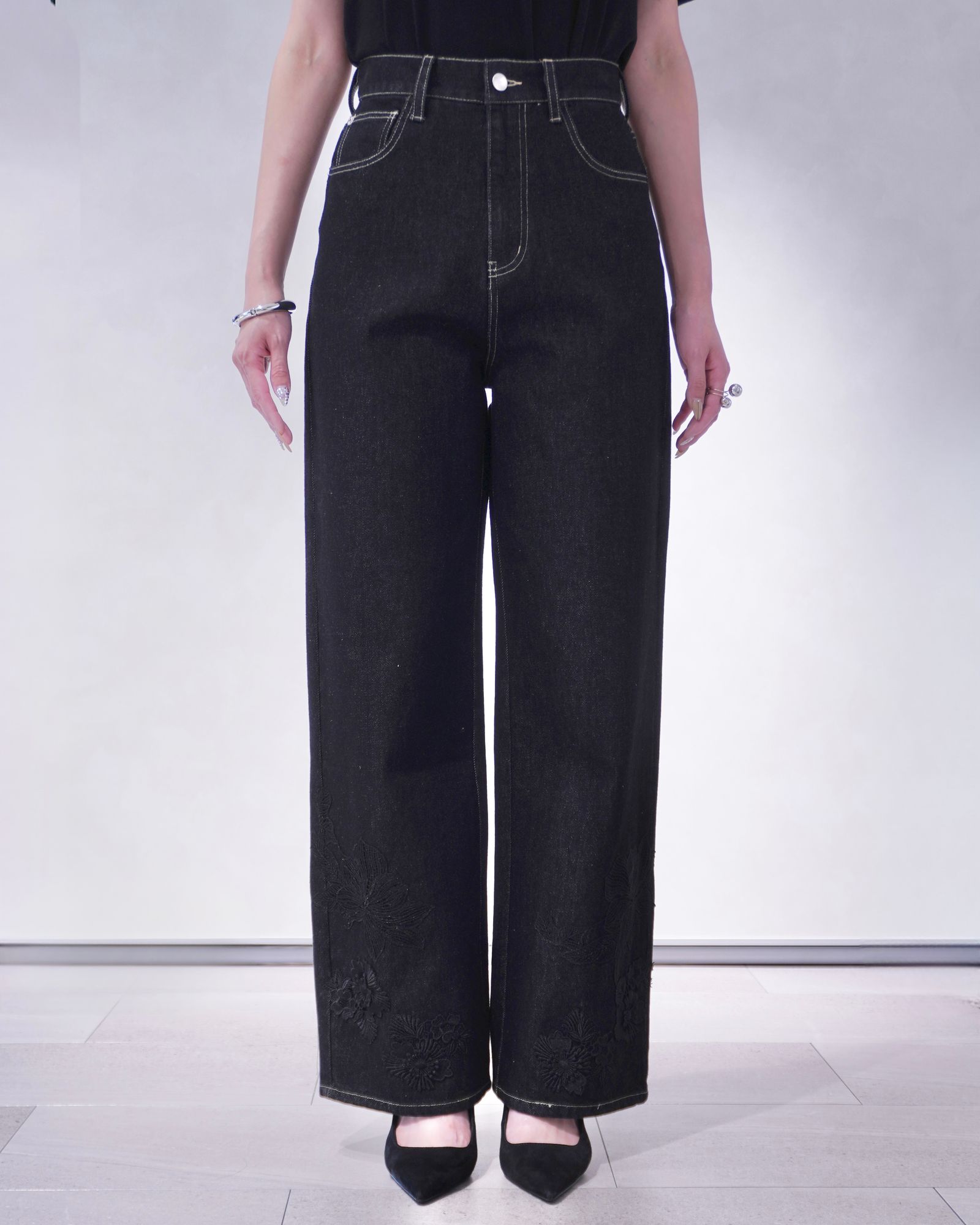 レース ストレートデニムパンツ (ブラック) lace embellished hem straight denim PT (Black) /  26SS