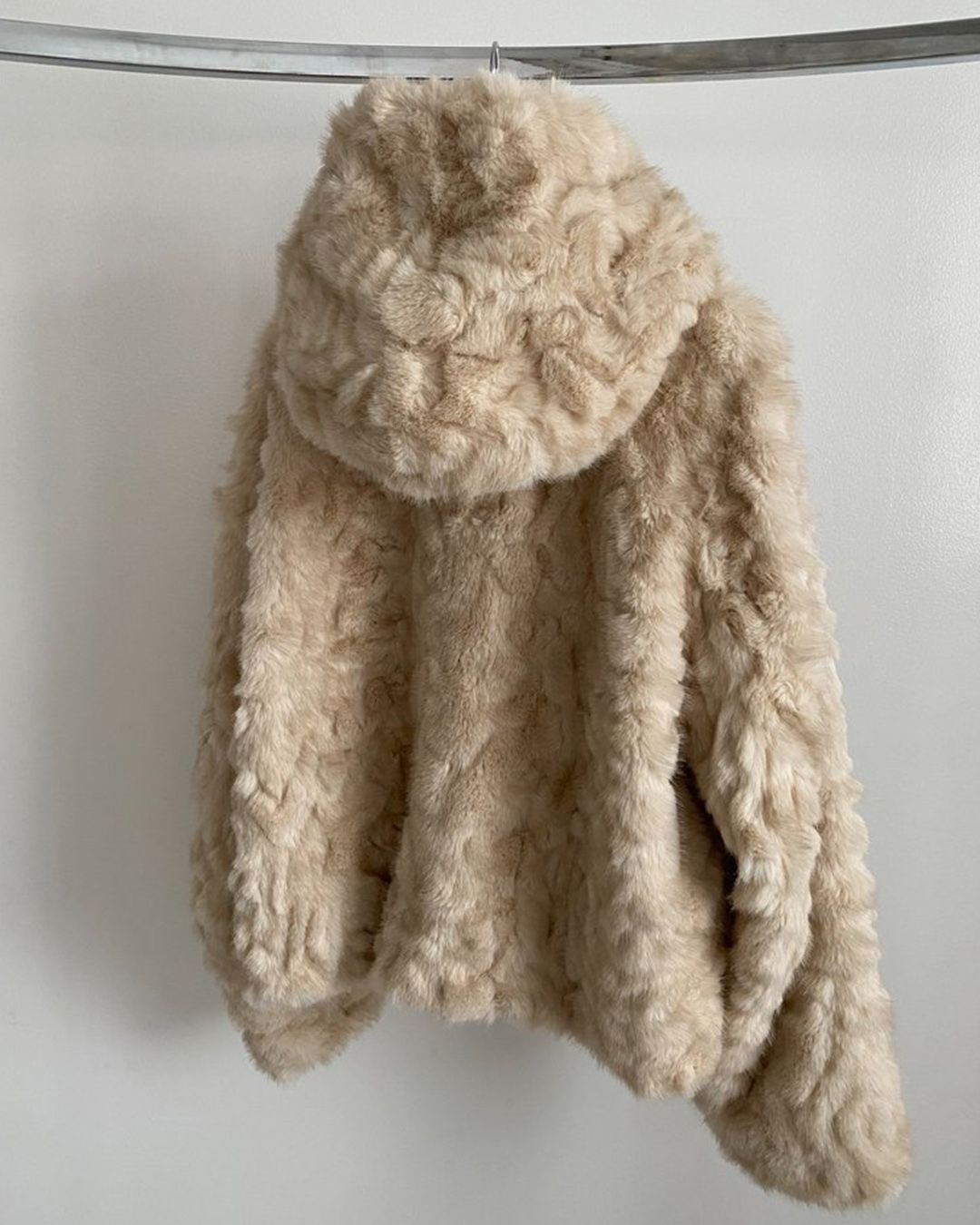 【先行予約】【26TH-07】ラビット調ファーフーディコート (クリーム) Rabbit Like Fur Hoodie Coat (Cream) /  エコファー  /  フェイクファー 【受注期間6/14 23:59まで】