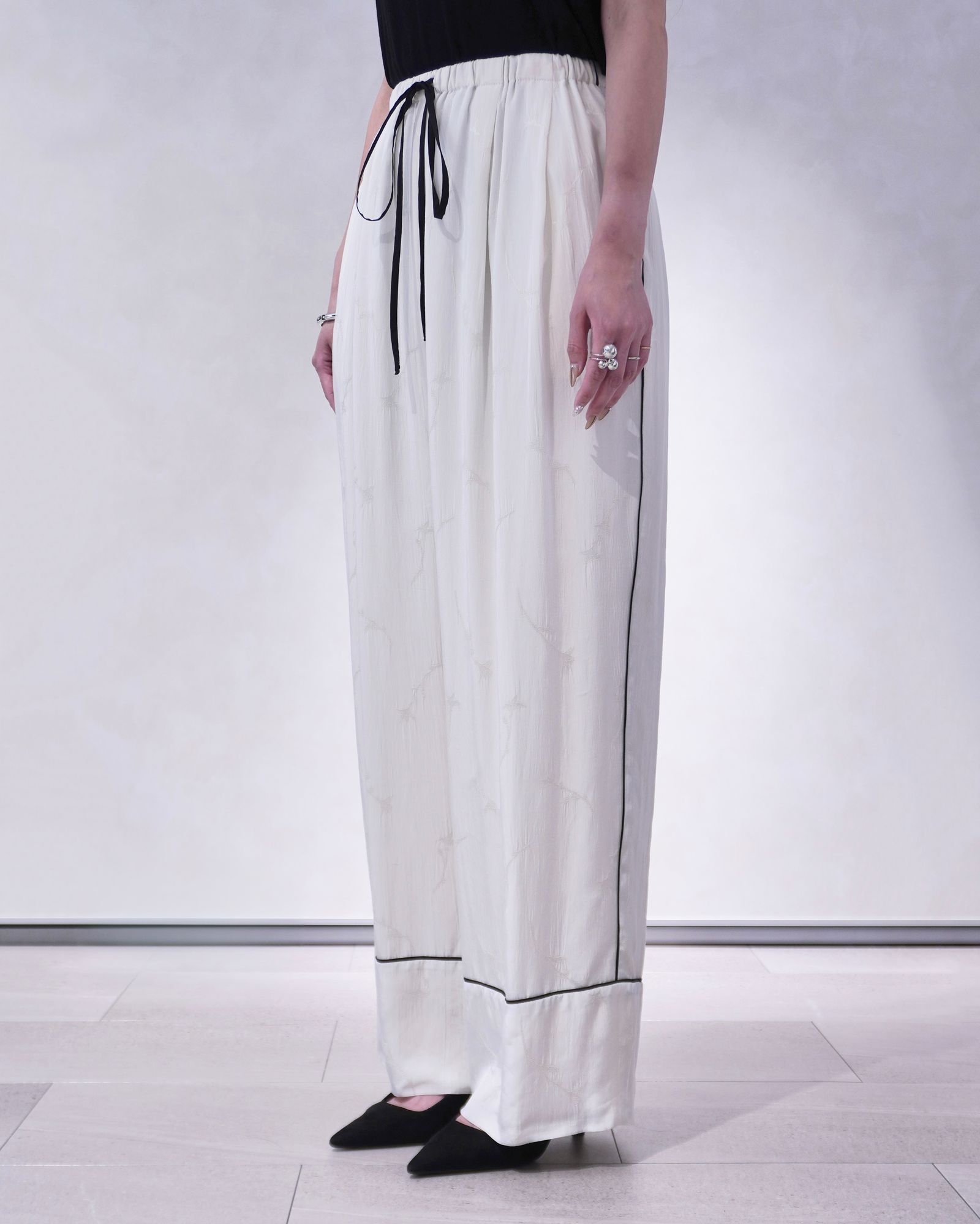 サテンジャガード イージーパンツ (アイボリー) SATIN JQ EASY PANTS (Ivory) /  26SS