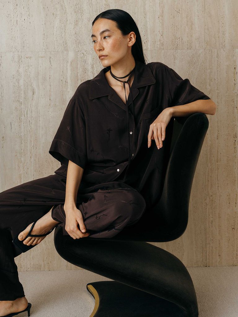 開襟のデザインとリラックス感のあるシルエットで、抜け感のある着こなしに仕上がります。
同素材のパンツやジャケットと合わせたコーディネートもおすすめです。