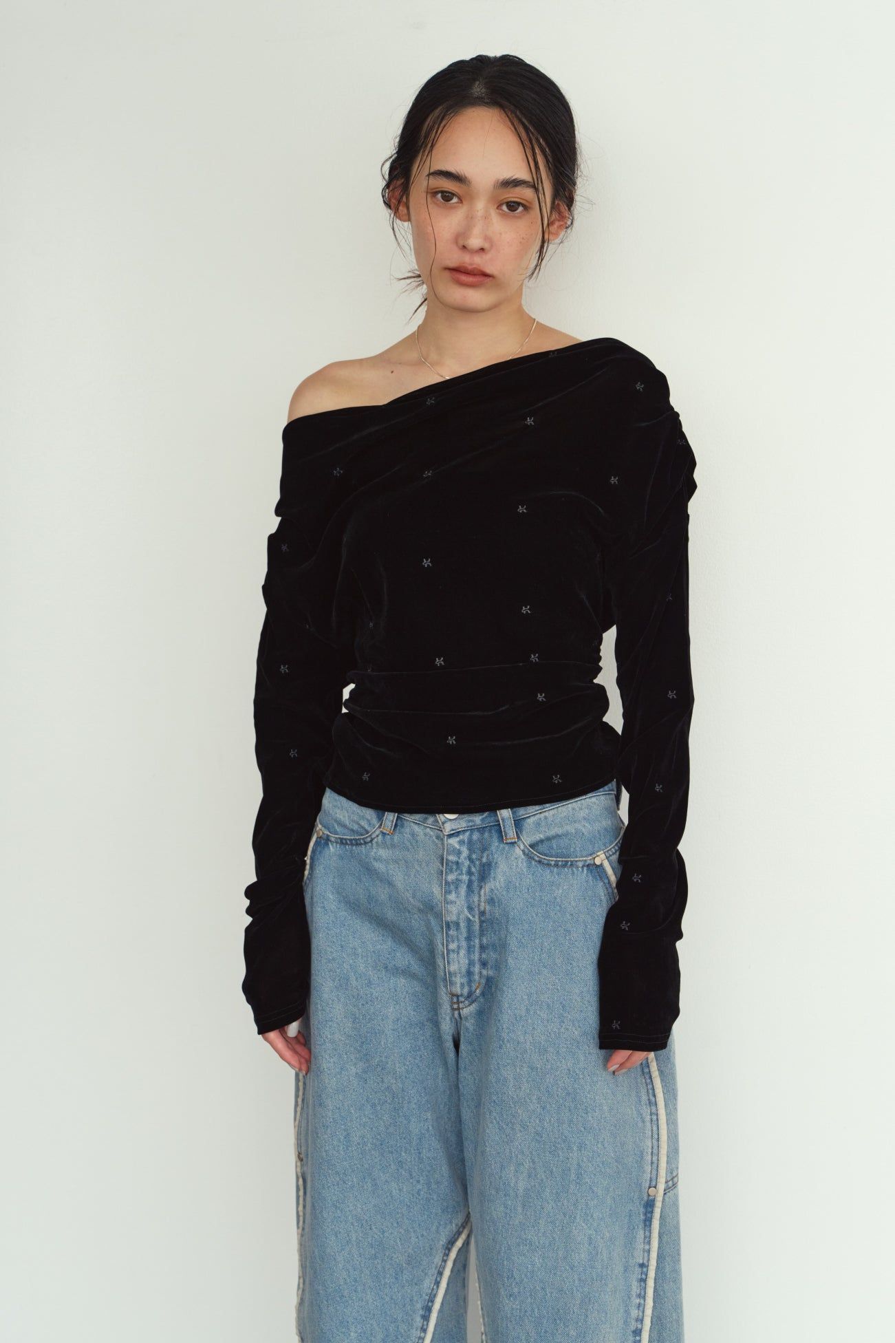 オフショルダー ベロアトップス (ブラック) off shoulder velour top (Black) / 26AW