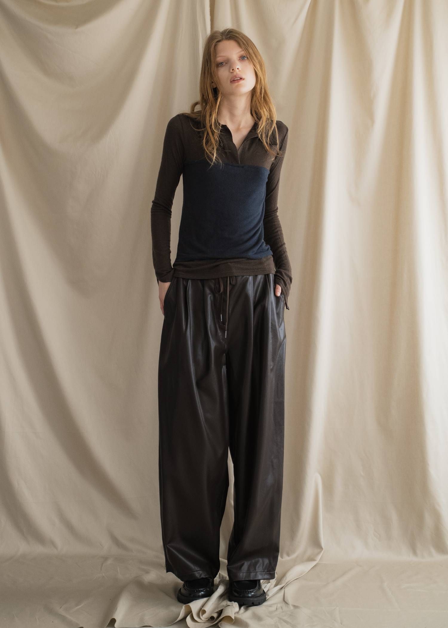 シンセティックレザーパンツ (アーモンド) soft synthetic leather relaxed tuck PT (Almond) /  26AW