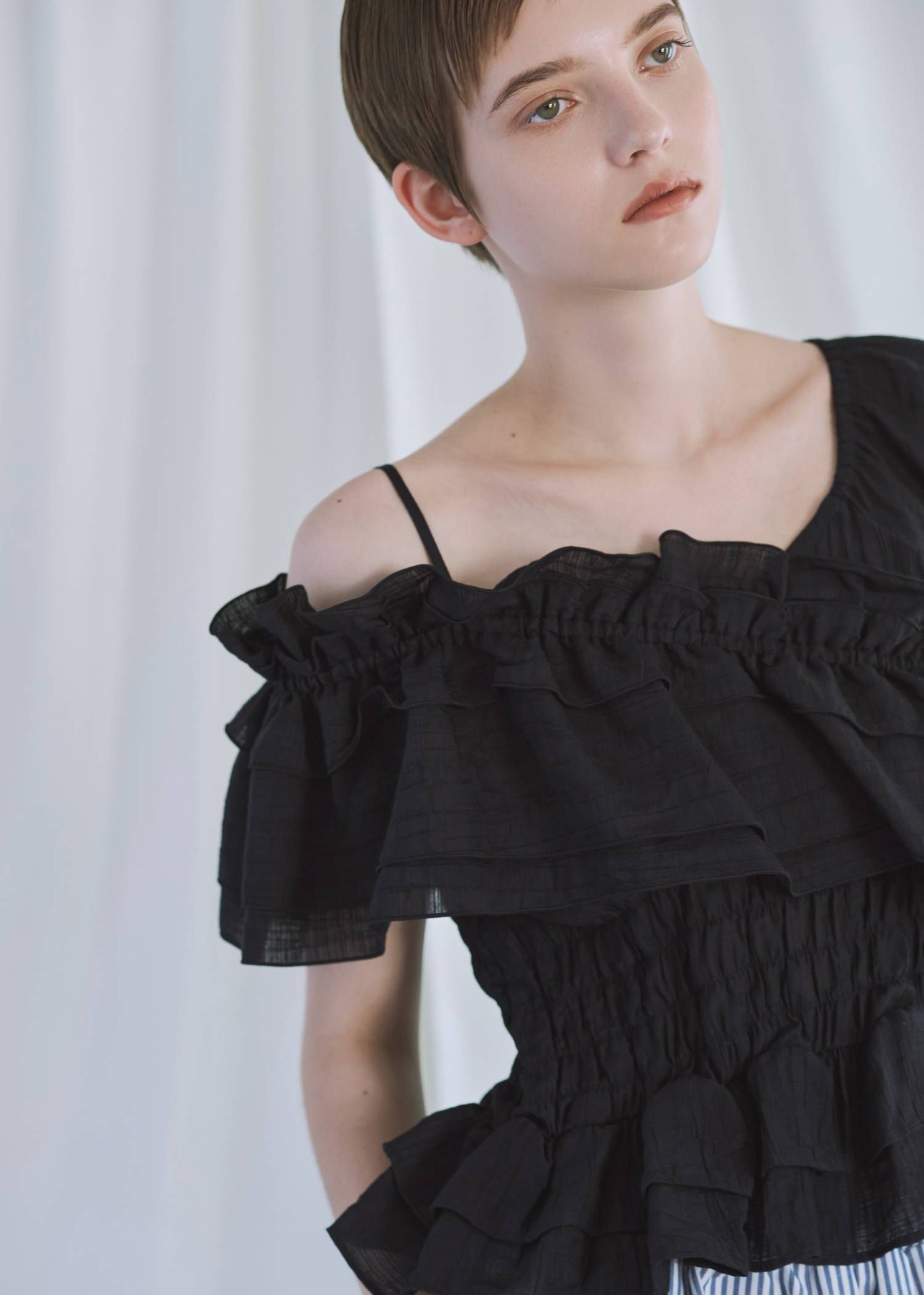 アシンメトリー ティアードフリルブラウス (ブラック) asymmetry tiered frill sheer shirring BL (Black) /  26SS