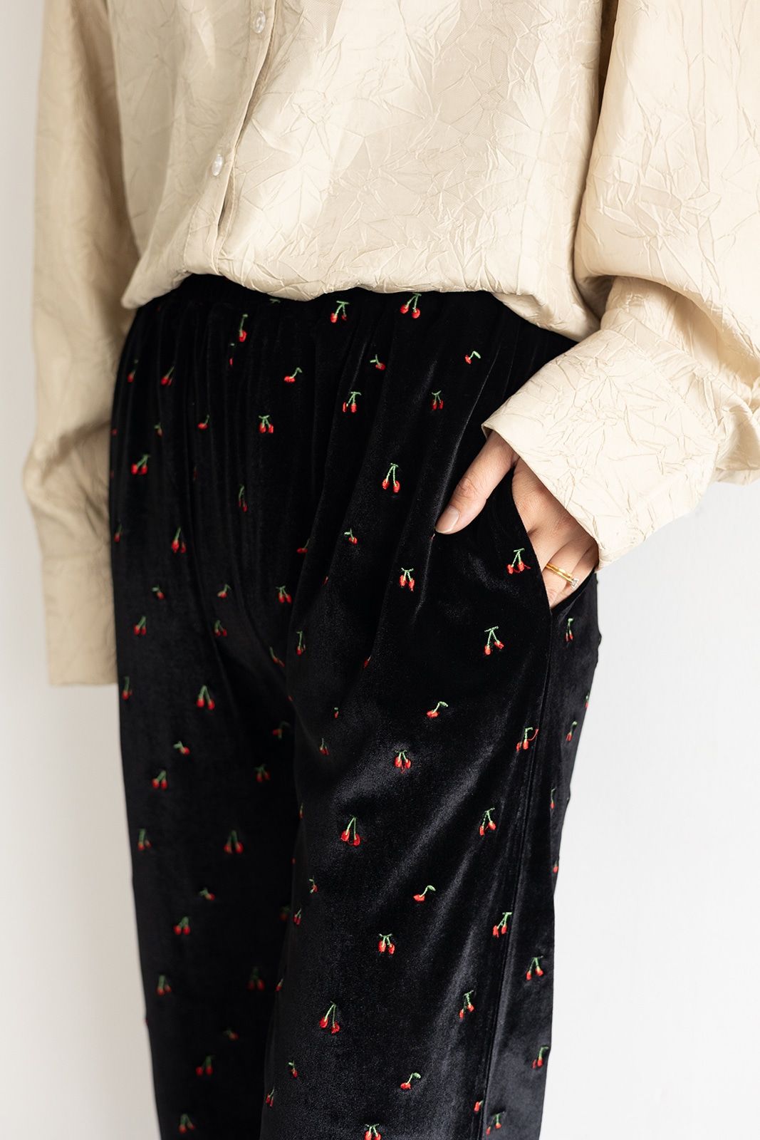 チェリーエンブロイダリーベロアパンツ (ブラック) Cherry Embroidered Velour Pants (Black) /  26SS