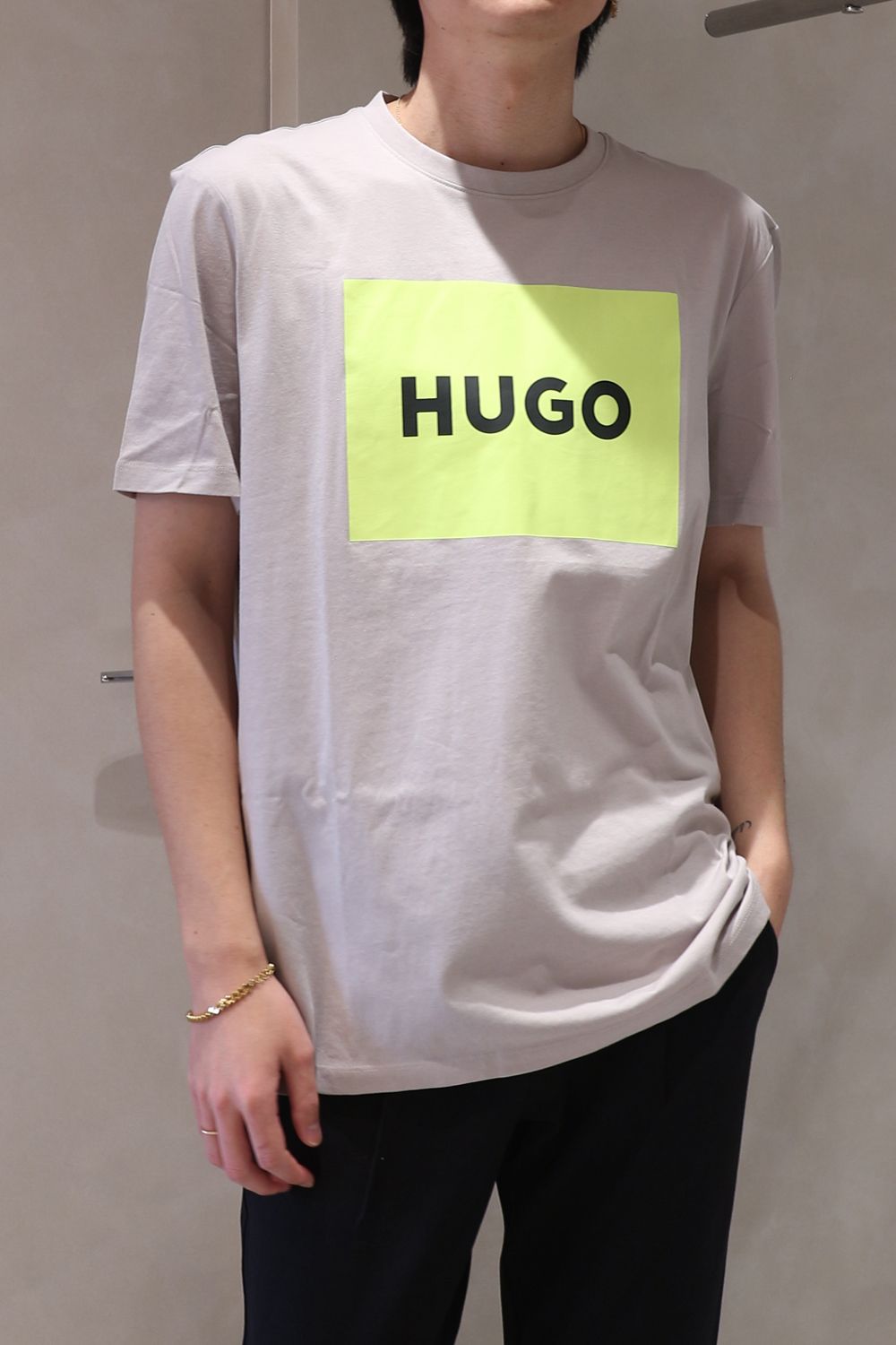 【HUGO RED】ラベルロゴ Tシャツ (ライトパステルグレー) / ユニセックス