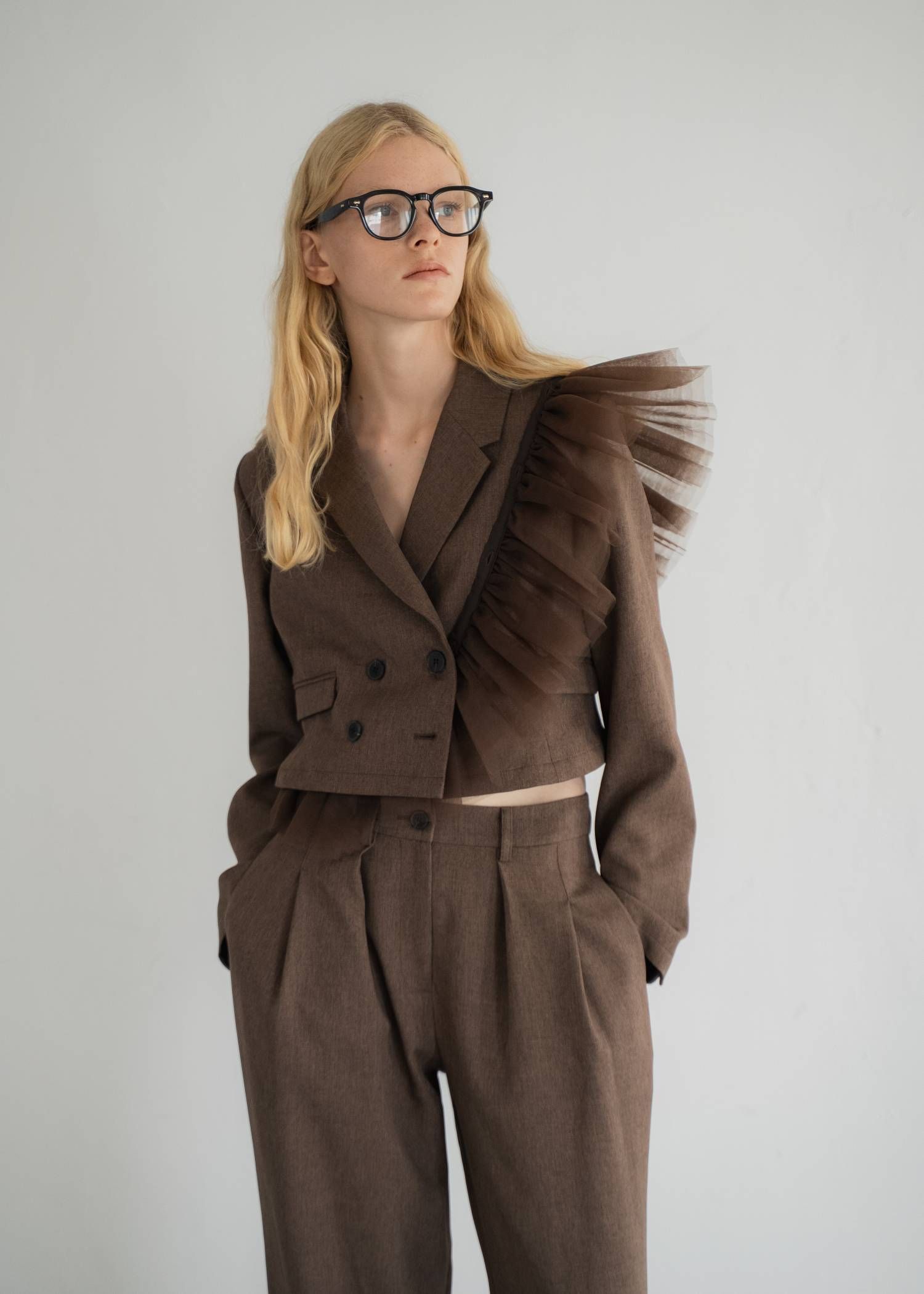 ペプラム チュール クロップド テーラードジャケット (アーモンド) detachable peplum tulle cropped tailored JK (Almond) /  26AW