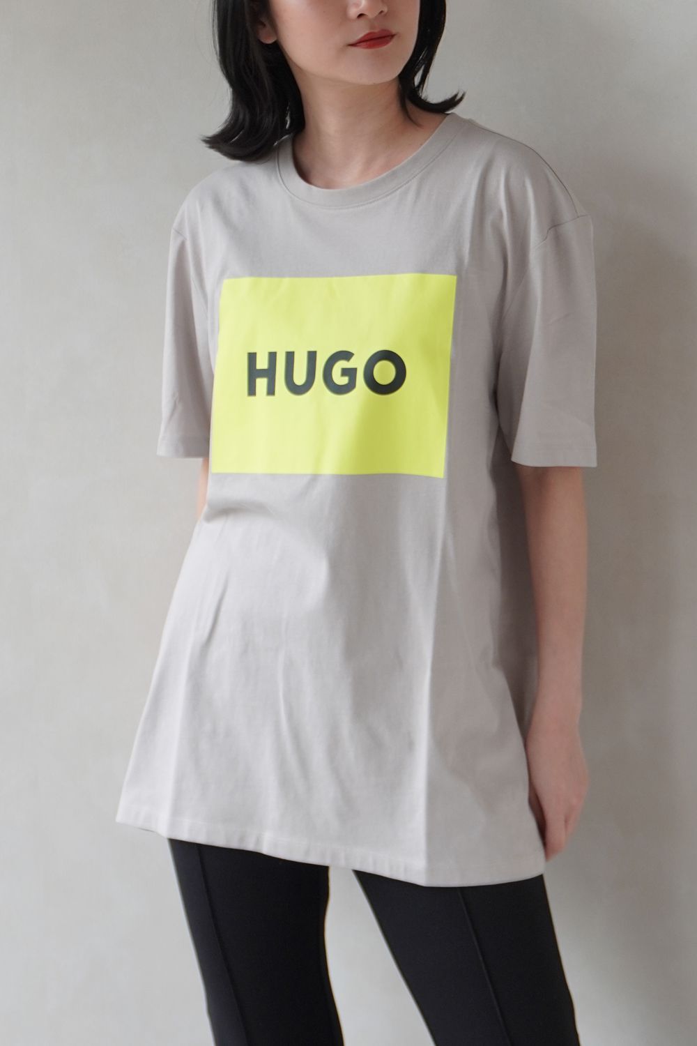 【HUGO RED】ラベルロゴ Tシャツ (ライトパステルグレー) / ユニセックス