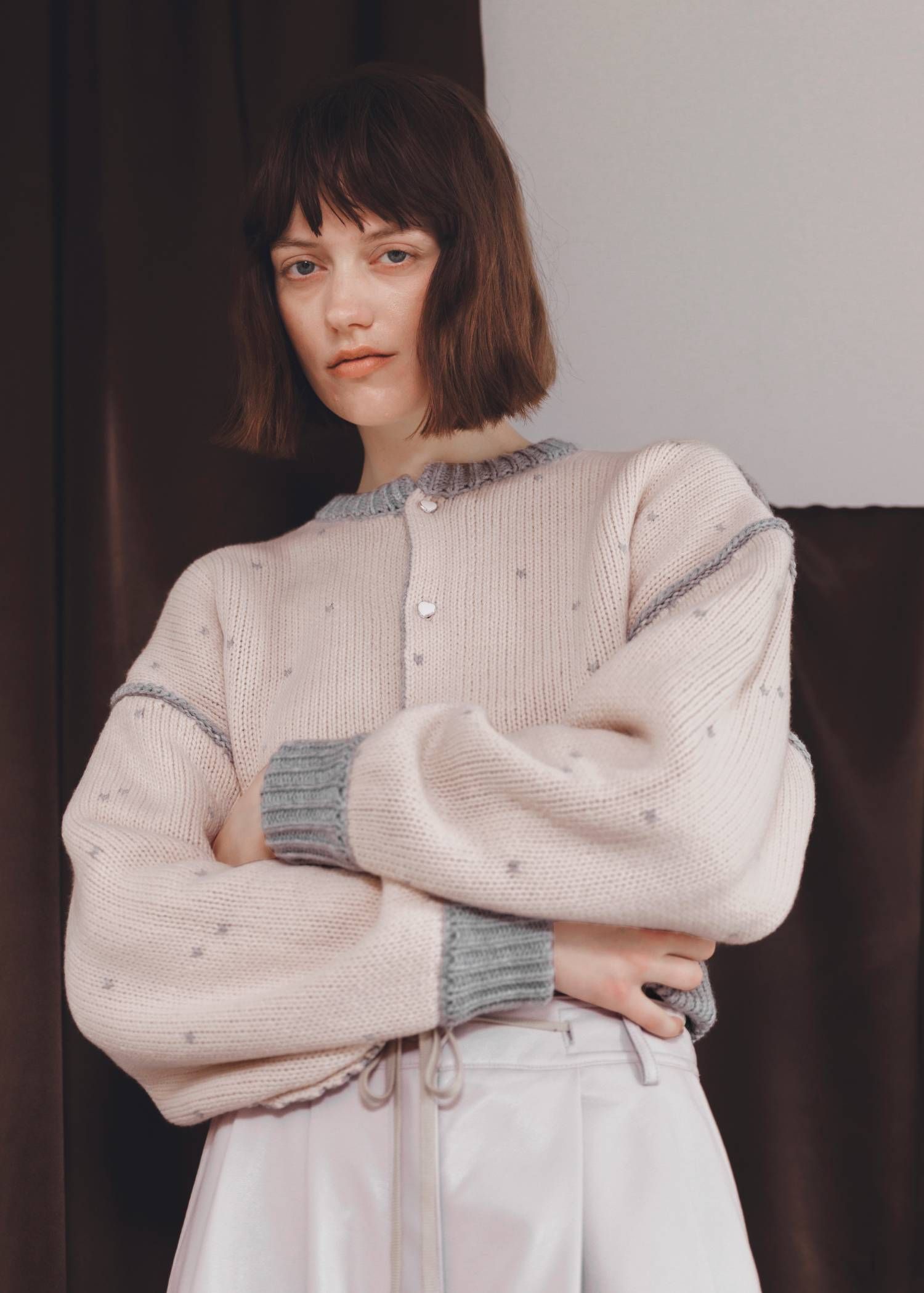 【ショート】ハートドット リバーシブルカーディガン (グレー×ベビーピンク) short heart dot jacquard reversible knit cardigan (gray×baby pink) /  26SS