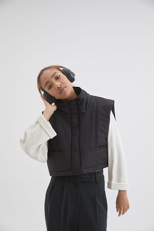 CAVEZA ROSSO カベサロッソ スタンドカラークロップドベスト 黒 CAVEZA ROSSO/カベサロッソ とは | Sir online store / サー