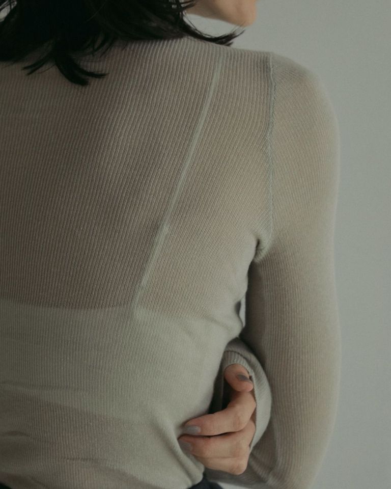 細めのゴムを使用し、華奢に仕上げた肩紐は、見えてもこなれた印象で着ていただけます。