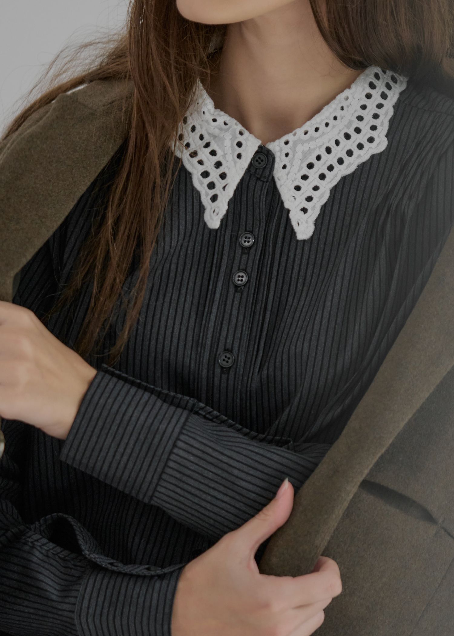 lace collar hem shoulder pintuck SH / レースヘムショルダー ピンタックシャツ (チャコール) / 25AW /