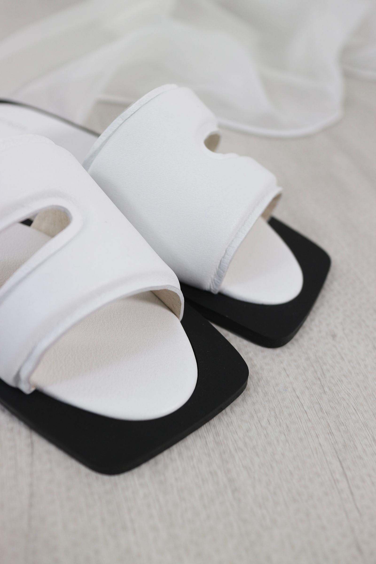 CINOH - SQUARE TOE FLAT SANDAL / スクエアトゥフラット