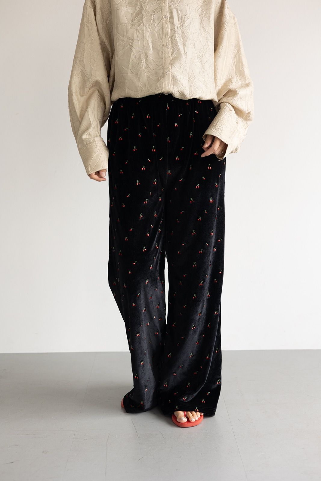 チェリーエンブロイダリーベロアパンツ (ブラック) Cherry Embroidered Velour Pants (Black) /  26SS